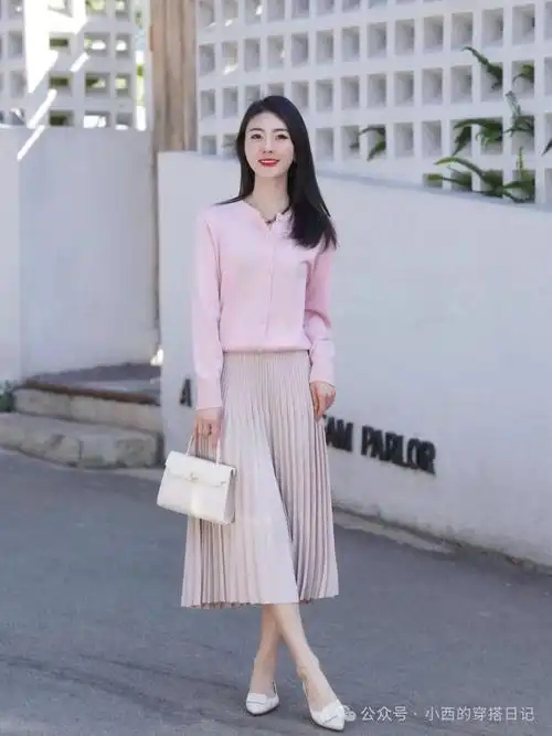 百褶裙搭配这4种上衣,优雅飘逸又好看