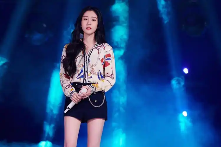 《星空剪影》舞台图奉上,今天的@张碧晨 甜得冒泡儿__财经头条