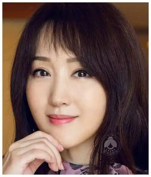 甜美可爱的少女杨钰莹,气质与颜值完胜年轻女孩._人们_岁月_生活