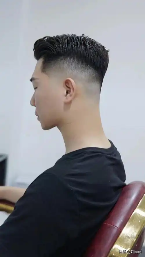 男生烫什么发型好看(男生烫发发型打理技巧)