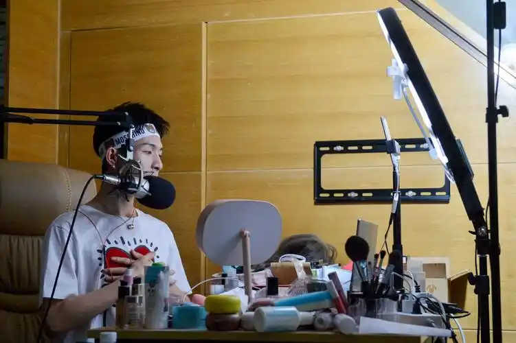 男子反串美妆主播雌雄莫辨,曾被男粉丝告白狂送礼物|女装|化妆|美妆