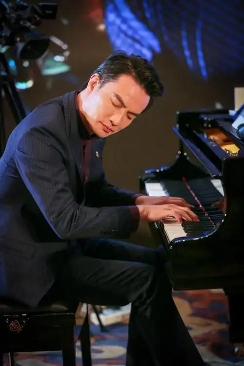 李泉与施坦威合作 现场演绎《走钢索的人》