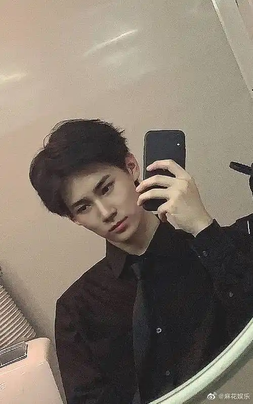 张真源黑衬衫对镜自拍##张真源黑衬衫插兜