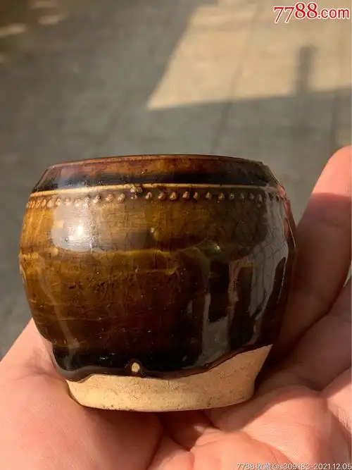 明代酱釉乳钉罐