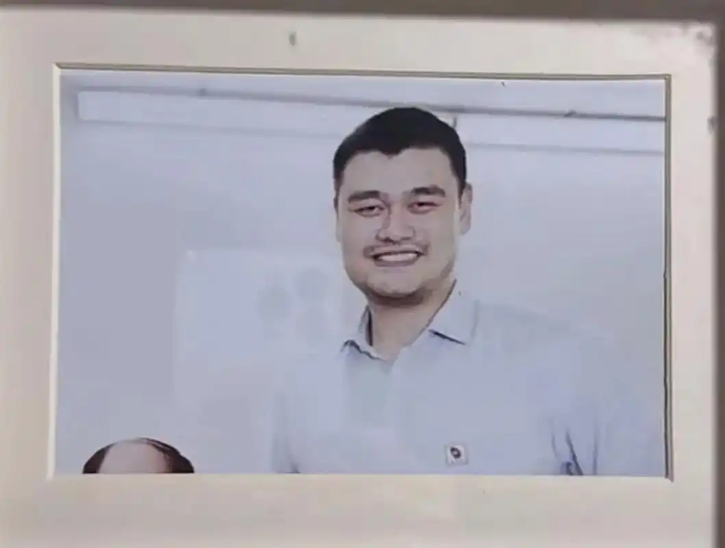 当年有幸和姚明合照,我俩笑得很开心.