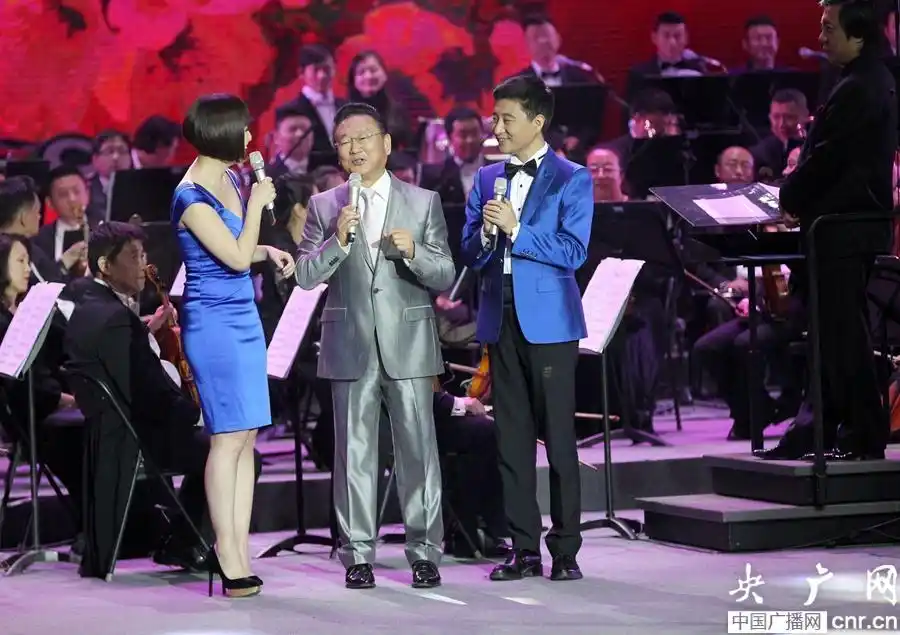 主持人周炜,蒋小涵现场采访蒋大为.(央广网记者 张曈 摄)