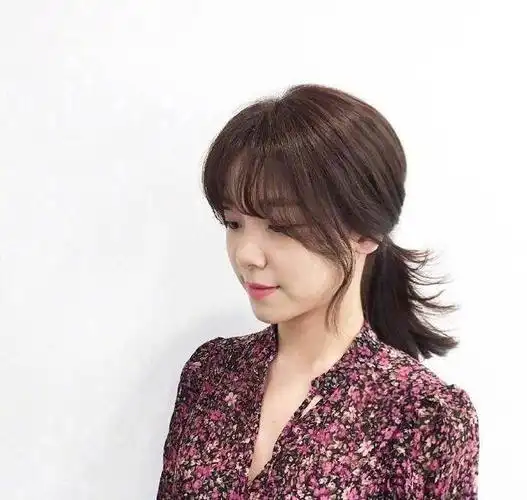 刘敏生日大片凸显女王气场 低马尾扎发 红色西装高冷霸气(3)_发型师姐