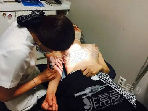 彭洁赴韩变美之旅假体隆胸6天了终于拆掉了纱布