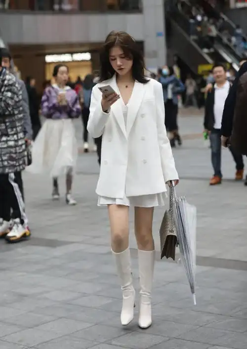 休闲的白色鞋子并不是最好的选择,长靴搭配才是时尚的首选