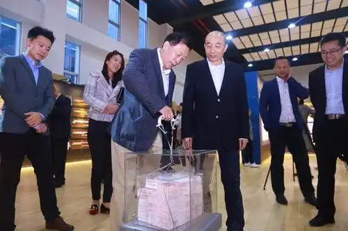 现场体验手提100万人民币现金的重量