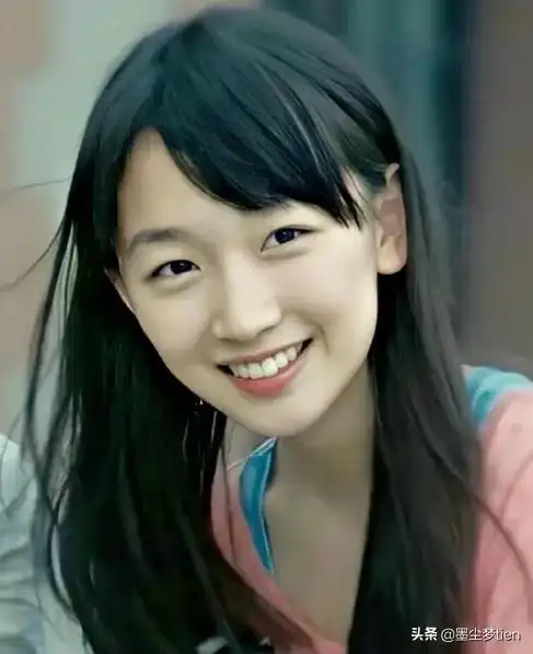 能够发现当时的周冬雨和现在的颜值并没有什么两样,依旧是小小的眼睛