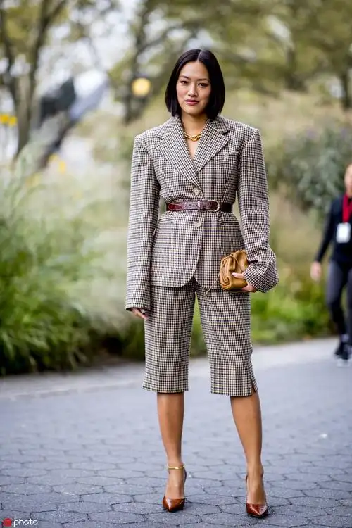 西装的n种穿搭方式换上短打套装继续露腿杀