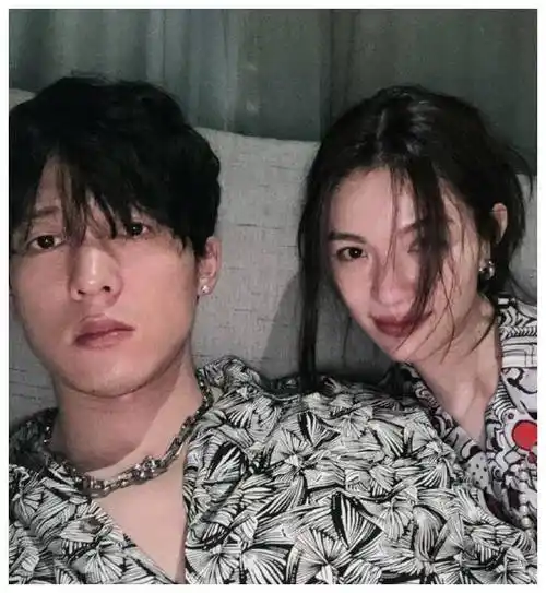 女神钟楚曦和男神终于公开恋情!