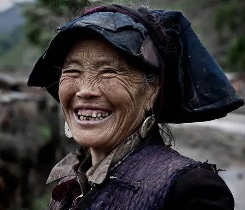 沧桑的脸庞灿烂的笑容-凉山魂