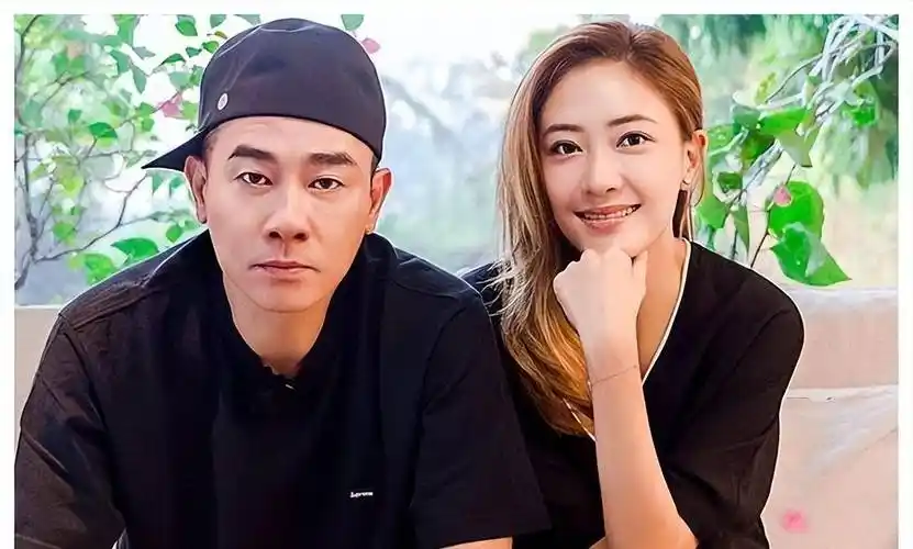 陈小春庆54岁生日,穿蓝衬衫戴鸭舌帽美得像大学生,老婆瘦好多_应采儿