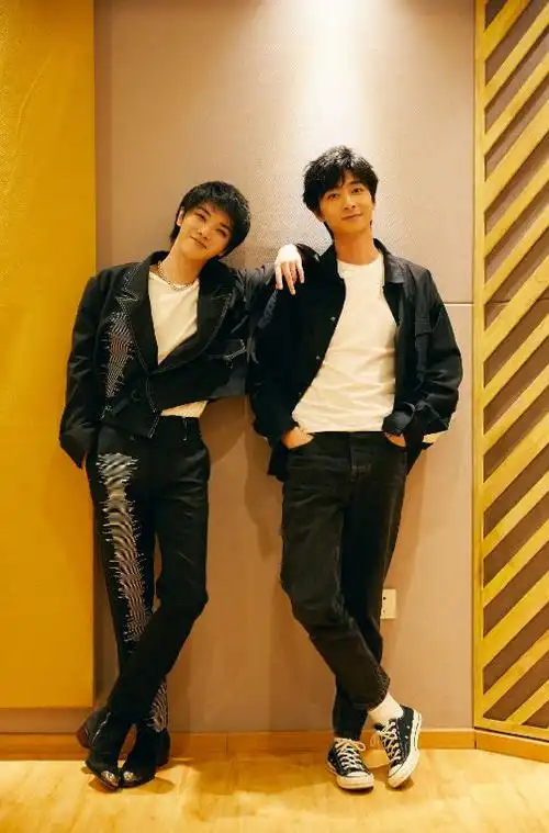同样穿黑外套白打底衫快男出道的华晨宇和左立你更喜欢谁