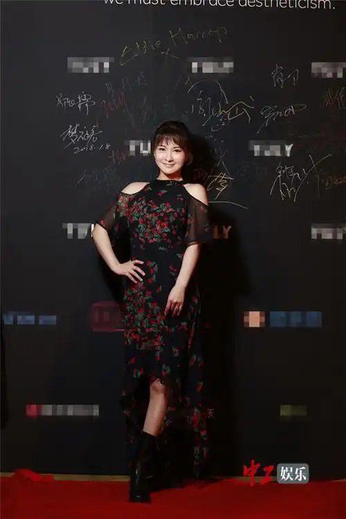 内地著名女演员郑亦桐当晚身着yuly小礼服出席了该活动,郑亦桐不仅