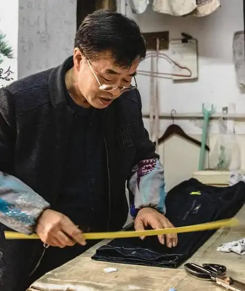 福州绝版裁缝铺只剩一位老裁缝独自坚守了二十多个春秋