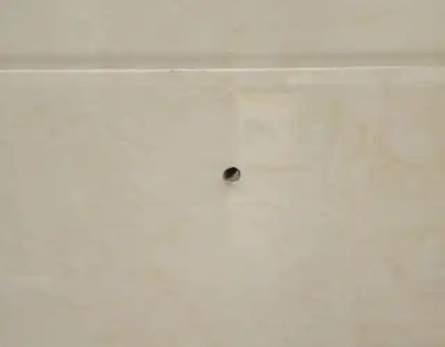 师傅坚持用传统方法给瓷砖打孔,不过这手艺,不得不令人佩服-济南搜狐