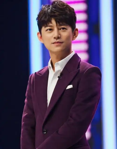 何炅:内娱的希望,新人的启蒙导师,深陷收礼风波后他