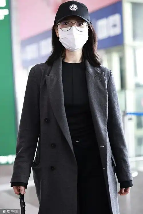 组图陈数穿灰色大衣现身机场戴帽子向粉丝挥手低调十足