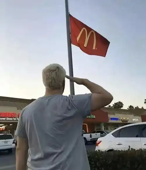 只有麦当劳,才把成年人当小孩哄