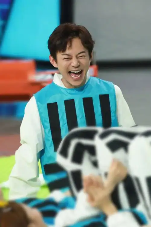 何炅与男子十指紧扣还摸脸依偎深夜同回酒店网友幸福就好