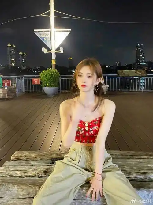 鞠婧祎之前的手臂和头肩比并不是天生如此优秀,通过后天的锻炼,有了