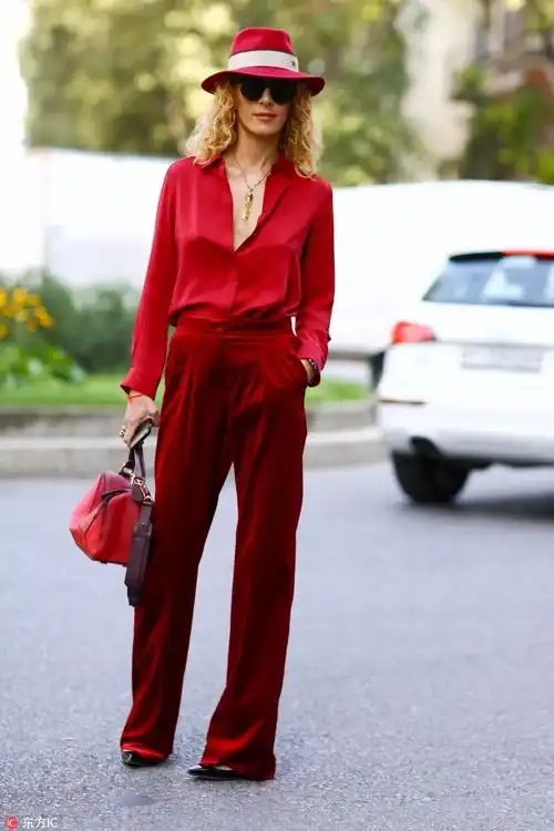 想让它最大程度地发挥高级感,最好上下身采取"同色系穿搭".