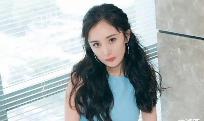 杨幂周杰伦十年前合影被扒青涩模样整没整容一目了然