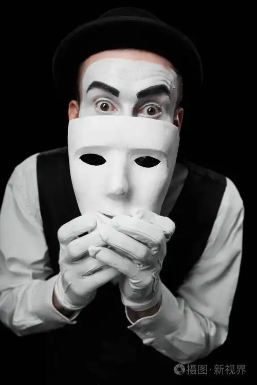 隐藏在白色面具下的哑剧艺术家.在黑色背景下孤立.人的概念掩盖和谎言