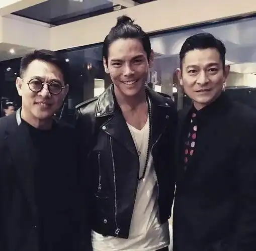 李连杰到向佐家做客,满头黄花像奶奶,抱着向佐女儿不撒手