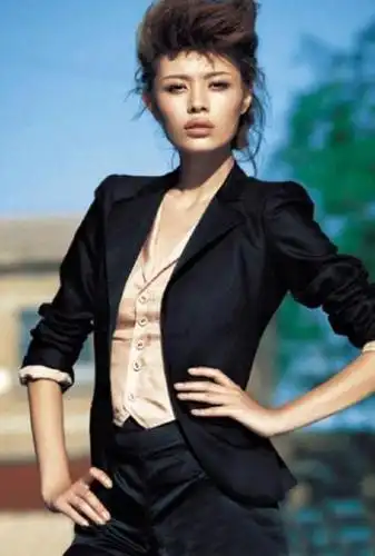 妻子齐丹,曾经是四川有线电视台的当家花旦,是一位颜值很高的女主持人