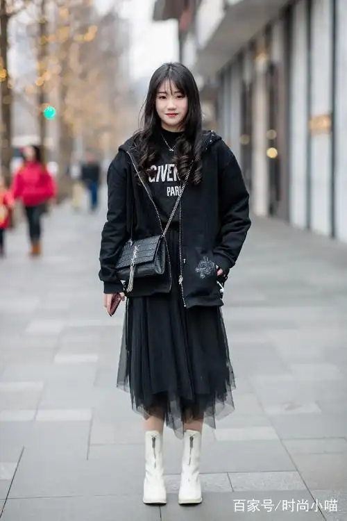 街拍;粉色小外套搭配热裤,尽显清爽迷人,秀出大长腿