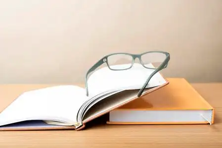 群书和眼镜照片