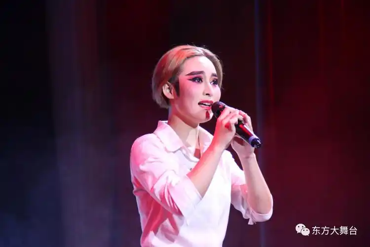 谦谦君子杨爱妮