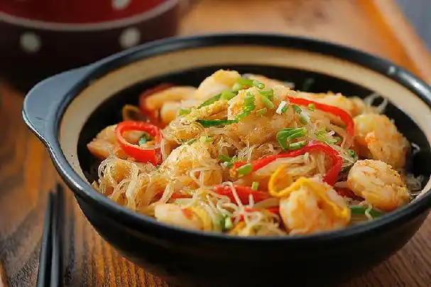 鲜味十足的饭店星级菜----五彩虾仁粉丝煲