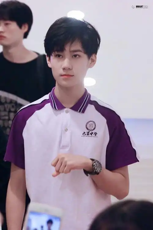 张真源拍高中毕业照