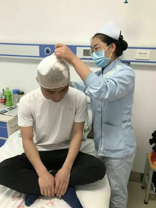 为患者包扎伤口.