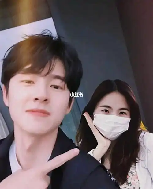 与男明星合照刘昊然