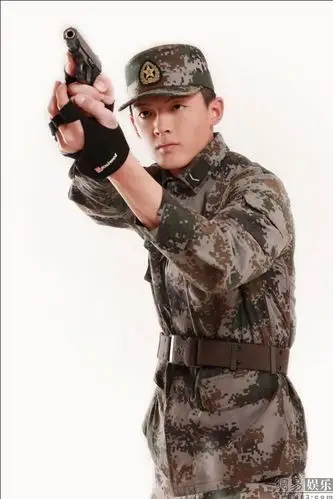 我想要军人持枪姿势图,好看一点的,真人或者半真人的