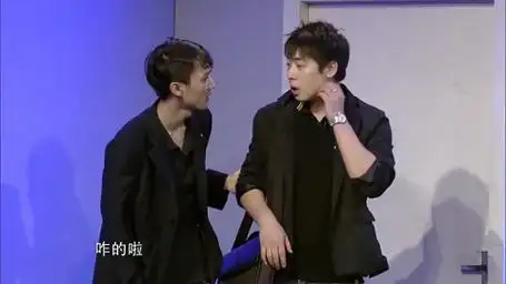 小品《迟到》:肖旭唱歌同事纷纷为他转身,堪称笑点轰炸机