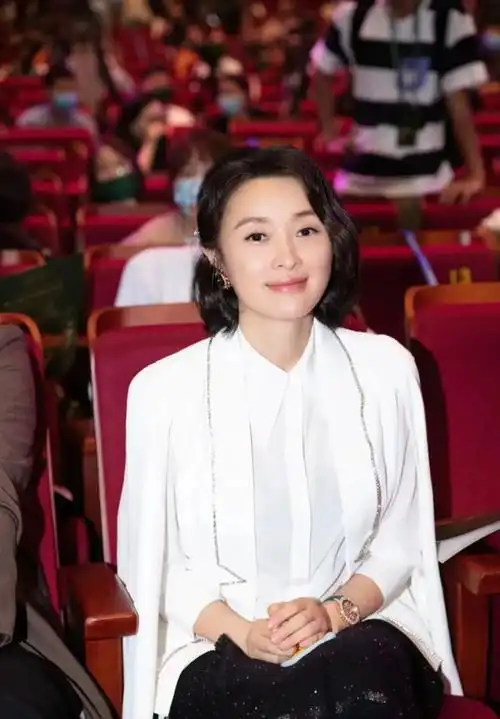 50岁吴越难得高调一次身穿一袭白色短裙配斗篷