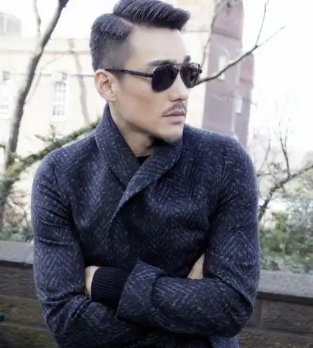 胡兵任内衣品牌首位男士形象大使 现场力赞《摔爸》