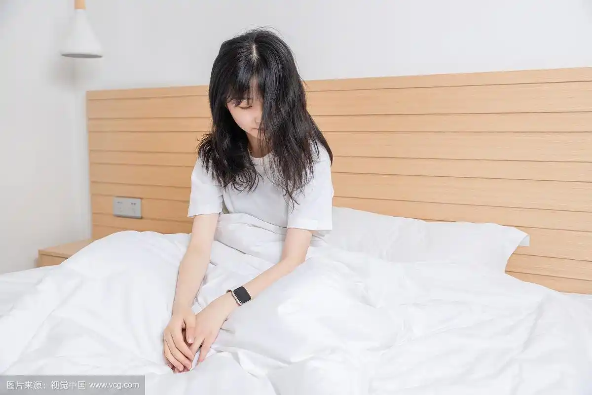 刚刚睡醒的清纯女孩