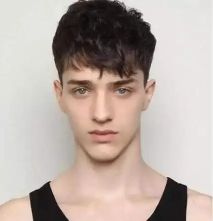 男生自然卷怎么做发型,很多人建议去拉直,对于男生来说这个拉直是不