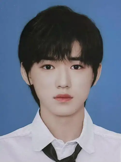 宋亚轩美式证件照