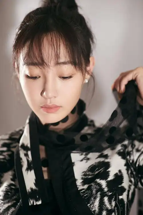 白百何终于留长发了搭配一身7万7的香奈儿美的让人忘了时间