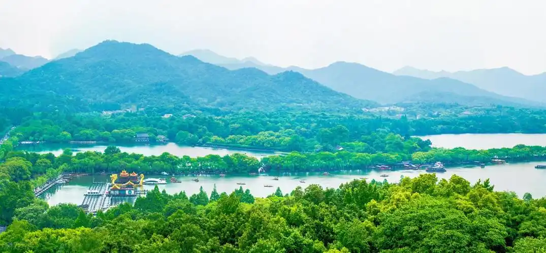 它位于杭州市中心,被誉为"人间天堂",是杭州城市风景的代表之一.