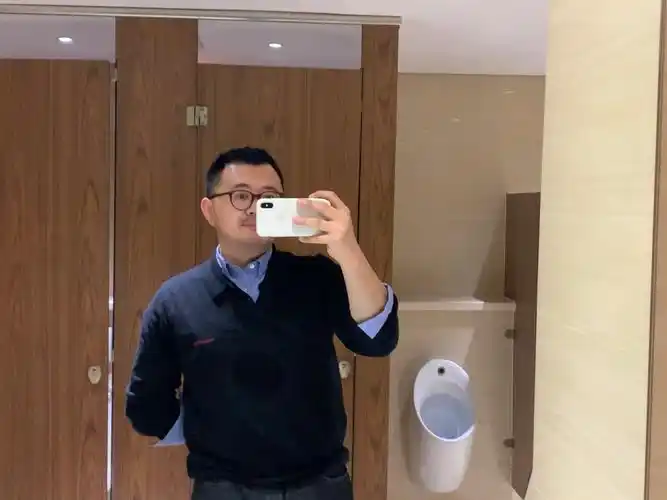 大叔在洗手间竟然偷偷做这种事戳我在看你